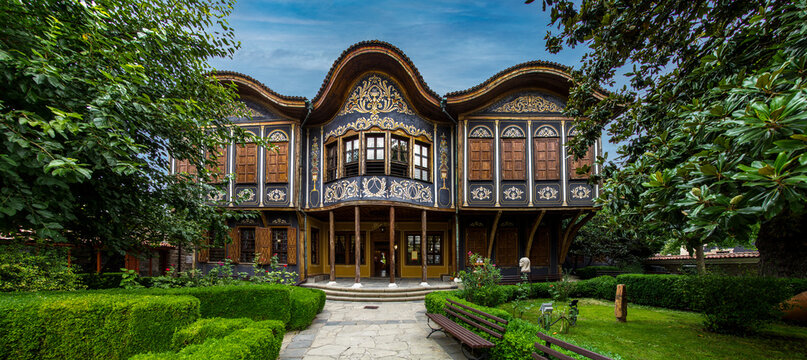 Simmetrie d'Epoca: L'Eleganza Rinascimentale della Casa Kuyumdzhiev