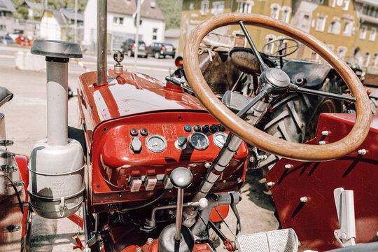 Blick vom Fahrersitz eines alten Traktors auf die Armaturen