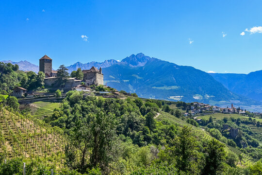 Dorf Tirol, Schloss Tirol, Herrschaftsweg, Waalweg, Wanderweg, Vinschgau, Weinberge, Etschtal, S&uuml;dtirol, Fr&uuml;hling, Sommer, Italien