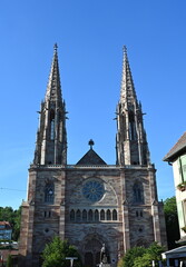 Obraz premium Denkmal und Kirche in Obernai