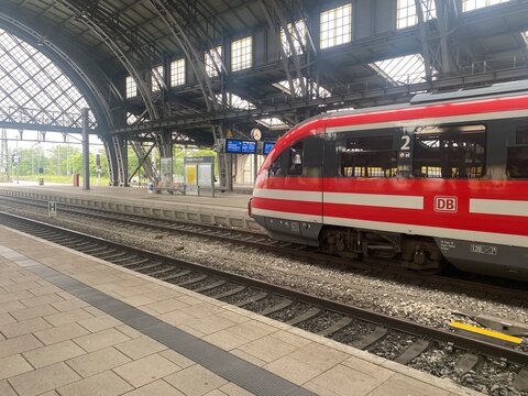 Regionalzug im Bahnhof Dresden-Neustadt unter historischer Bahnhofshalle. Editorial-Motiv f&uuml;r Bahnverkehr, Pendler, Nahverkehr, Reisen, Infrastruktur und Mobilit&auml;t. Echtfoto. 05/2026