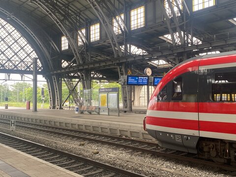 Regionalzug im Bahnhof Dresden-Neustadt unter historischer Bahnhofshalle. Editorial-Motiv f&uuml;r Bahnverkehr, Pendler, Nahverkehr, Reisen, Infrastruktur und Mobilit&auml;t. Echtfoto. 05/2026