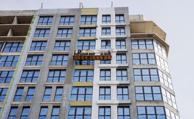 Fototapeta premium Vertical view of a high-rise residential building under construction.