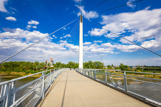 Walk Through Bob Kerrey Pedestrian Bridge