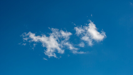 Cúmulos nubes blanca con cielo azul. © Menorcaevo