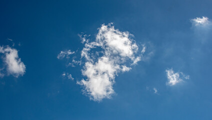 Cúmulos nubes blanca con cielo azul. © Menorcaevo