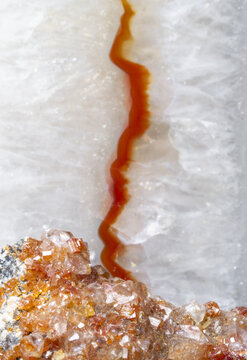 Composizione di cristalli con venatura simile a forma di saetta