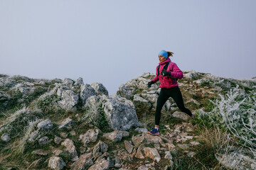 Obraz premium Trail Runner in Misty Mountain Landscape