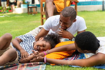 Family enjoying playful outdoor moments © Rawpixel.com