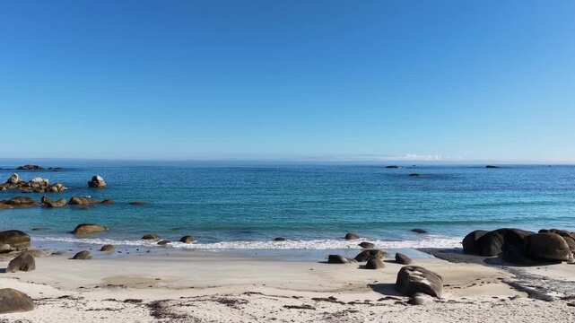 Der Plage de Boutrouilles fasziniert mit seinem puderwei&szlig;en Sandstrand, kristallklarem, t&uuml;rkisfarbenem Wasser und den f&uuml;r die bretonische K&uuml;ste typischen, markanten Granitfelsformationen.