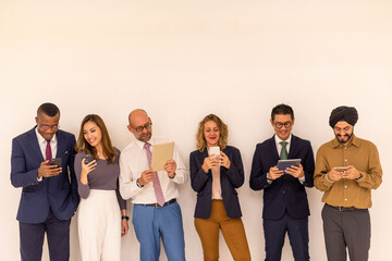 Obraz premium Diverse professionals using mobile devices