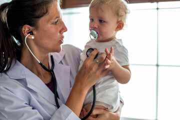 Doctor examining baby with stethoscope. © Rawpixel.com