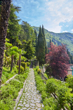 Blick vom Park der Villa Monastero auf den Comer See in der N&auml;he von Varenna in Italien.