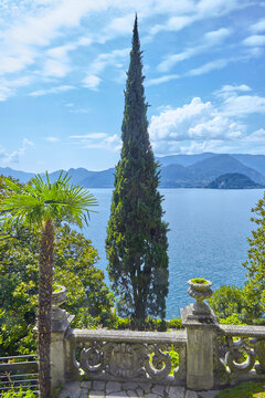 Blick vom Park der Villa Monastero auf den Comer See in der N&auml;he von Varenna in Italien.