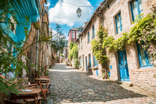 La rue du Jerzual &agrave; Dinan, charmante rue m&eacute;di&eacute;vale qui relie le port au centre-ville. Maison &agrave; colombages en pierres anciennes, typique de Bretagne.