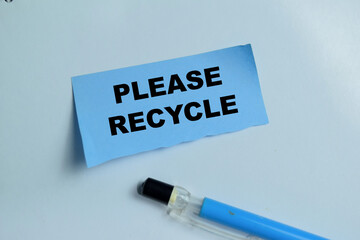 Obraz premium Concept of please recycle write on sticky notes isolated on Wooden Table.