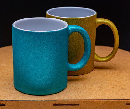 canecas azul e dourada
