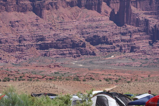 desert basecamp for adventure camping with tents (3)