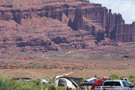 desert basecamp for adventure camping with tents (2)