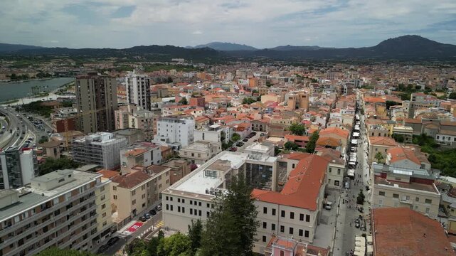 Olbia - Sardynia - Włochy - Film nagrany dronem. Miasto na p&oacute;łnocnym wschodzie wyspy. Panorama miasta, statki, port, budynki ujęcia z powietrza
