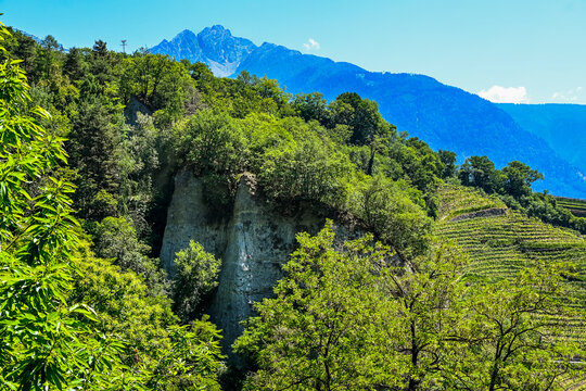 Dorf Tirol, Erdpyramide, Mor&auml;nenschutt, Felsbrocken, Hochmuth, Bergbahn, Schloss Tirol, Waalweg, Wanderweg, Vinschgau, Weinberge, Etschtal, Meran, S&uuml;dtirol, Fr&uuml;hling, Sommer, Italien