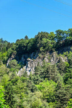 Dorf Tirol, Erdpyramide, Mor&auml;nenschutt, Felsbrocken, Hochmuth, Bergbahn, Schloss Tirol, Waalweg, Wanderweg, Vinschgau, Weinberge, Etschtal, Meran, S&uuml;dtirol, Fr&uuml;hling, Sommer, Italien