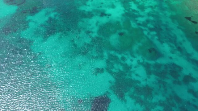 Plaża Pittulongu - Sardynia - Włochy - Film nagrany dronem. Morze, g&oacute;ry, fale,   ,śr&oacute;dziemomorski klimat, ł&oacute;dki i plaża i piękne widoki na wyspy