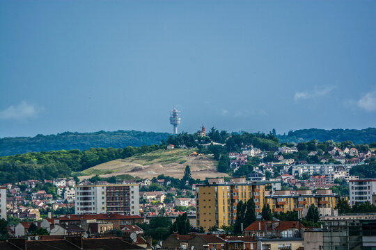 Le parc de la Butte d'Orgemont avec le Moulin d'Orgemont qui laisse &eacute;merger au loin la tour TDF d'Andilly, Val d'Oise, France