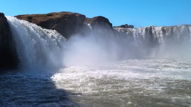 Cascade puissante dans un paysage naturel sauvage avec embruns et ciel d&eacute;gag&eacute;. Godafoss, Islande