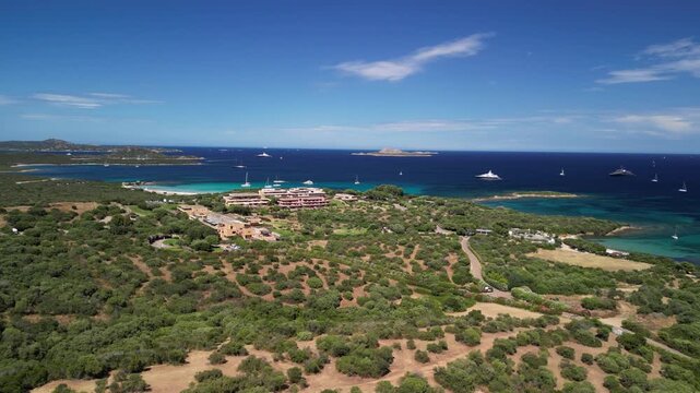 Costa Smeralda - Sardynia - Włochy - Film nagrany dronem. Morze, g&oacute;ry, fale,   ,śr&oacute;dziemomorski klimat, ł&oacute;dki i plaża i piękne widoki na szmaragdowe wybrzeże z powietrza
