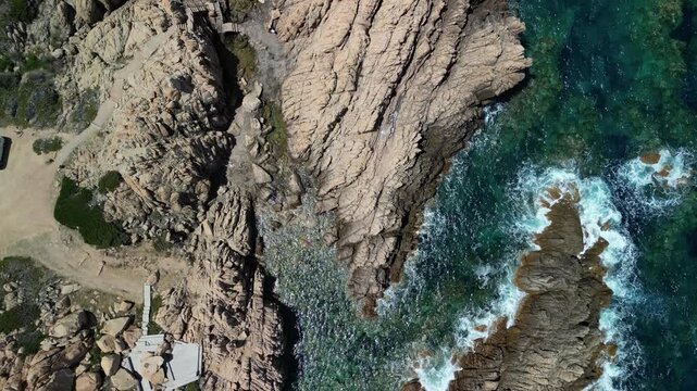 Costa Paradiso - Sardynia - Włochy - Film nagrany dronem. Morze, g&oacute;ry, fale,   olbrzymie kamienie, klify o r&oacute;żowym odcieniu niesamowitych kształt&oacute;w,śr&oacute;dziemomorski klimat i jedna z najpiękniejszych pl