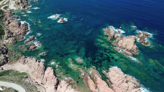 Costa Paradiso - Sardynia - Włochy - Film nagrany dronem. Morze, g&oacute;ry, fale,   olbrzymie kamienie, klify o r&oacute;żowym odcieniu niesamowitych kształt&oacute;w,śr&oacute;dziemomorski klimat i jedna z najpiękniejszych pl