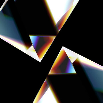 Fond abstrait 3D avec prismes triangulaires en verre iridescent et r&eacute;fraction de lumi&egrave;re sur fond noir