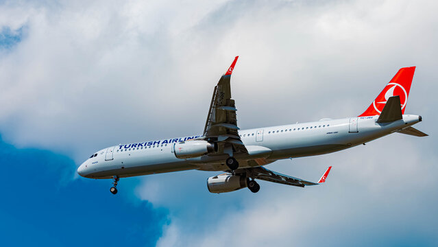 TC-JSU Turkish Airlines Airbus A321  passenger jet airplane approaching landing on a sunny spring day at Munich airport, MUC, Freising, Bavaria, Germany