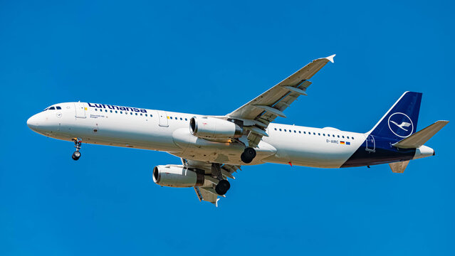 D-AIRC Lufthansa Airbus A321  passenger jet airplane approaching landing on a sunny spring day at Munich airport, MUC, Freising, Bavaria, Germany