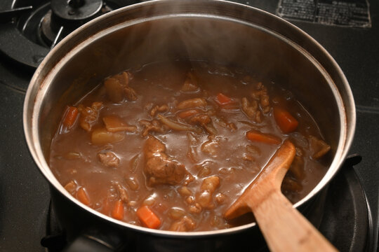 鍋に入った出来たてのカレールウ