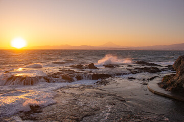 Obraz premium Beautiful sunset at Chigo-ga-fuchi in Autumn. Enoshima, Fujisawa, Kanagawa Prefecture, Japan