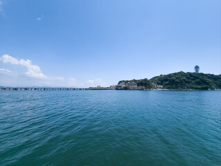 江ノ島大橋と江ノ島  © しえるん