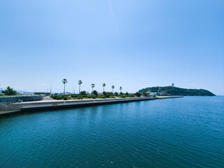 江ノ島大橋と江ノ島 © しえるん