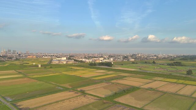 ドローン空撮：河川敷の大規模な堤防・土木工事現場と周辺の田園