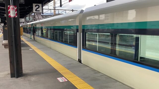 日本福島県会津、2026年6月20日：下今市内の鉄道駅のプラットホームに停車中の特急列車