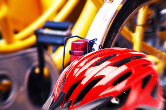 Fahrrad und ein roter Fahrradhelm	