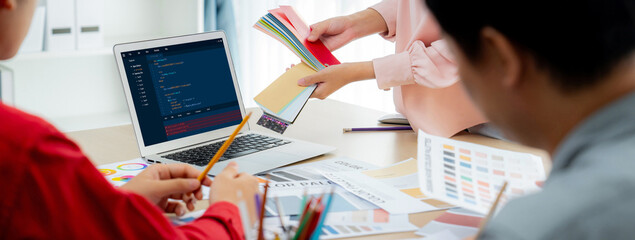 Obraz premium Software development programming on computer screen for brisk application and program coding