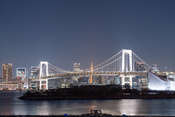 Naklejka premium お台場海浜公園から望むレインボーブリッジと東京タワーの夜景