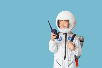 Happy young boy in astronaut costume holding walkie-talkie, space exploration and childhood imagination concept, dreams of the future and the joy of discovery © Pixel-Shot