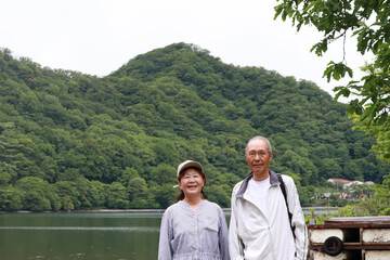 Fototapeta premium 湖を観光するシニア夫婦