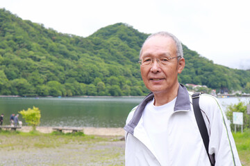 Fototapeta premium 湖を観光するシニア男性