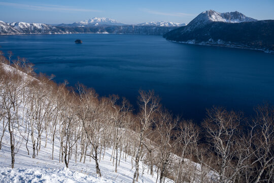 Winter view of Lake Mashu with Mount Mashu and distant Mount Shari in Hokkaido / 摩周湖と摩周岳、遠くに斜里岳を望む冬景色