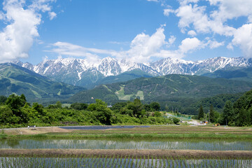 快晴の空と残雪の北アルプス　長野県白馬村 © RATM