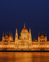Fototapeta premium Majestic view of the Hungarian Parliament building illuminated at night in Budapest